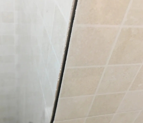 红花岗瓷砖空鼓维修公司分享阳台瓷砖脱落的修复过程可以分为以下几个步骤