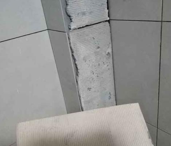 红花岗瓷砖空鼓维修公司分享下厨房瓷砖脱落的补救措施。